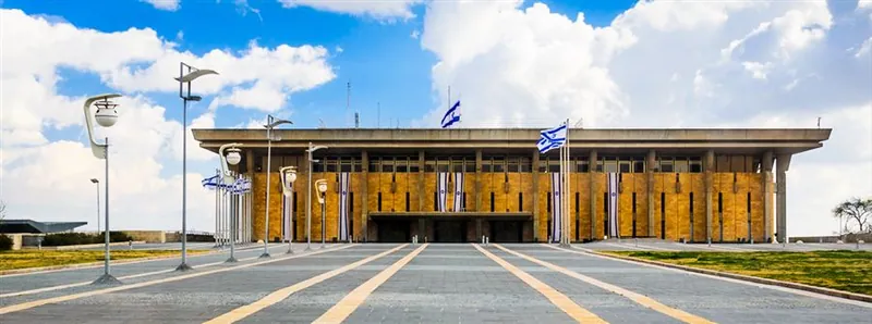 חזית משכן הכנסת בירושלים עם דגלי ישראל